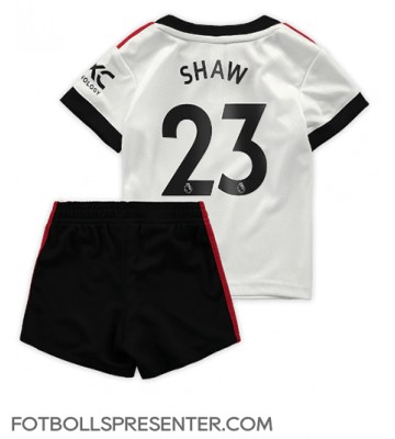 Manchester United Luke Shaw #23 Bortatröja Barn 2022-23 Kortärmad (+ korta byxor)